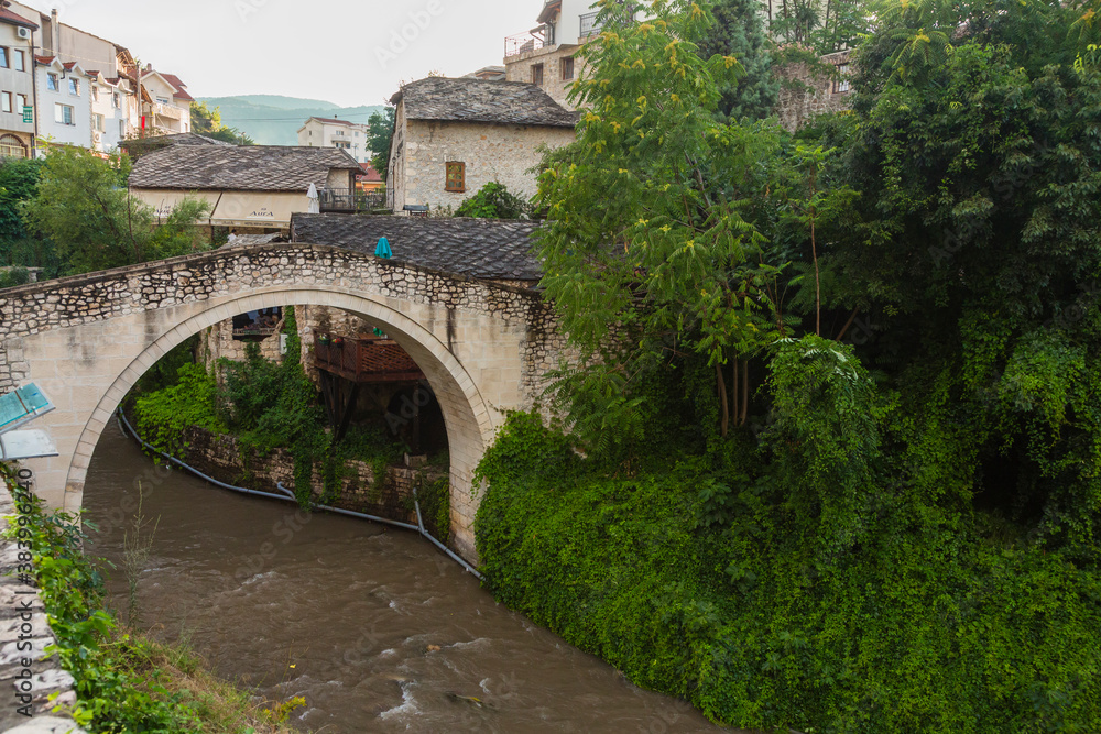 ボスニア・ヘルツェゴビナ　モスタルの旧市街にかかる小さい橋　Kriva ćuprija