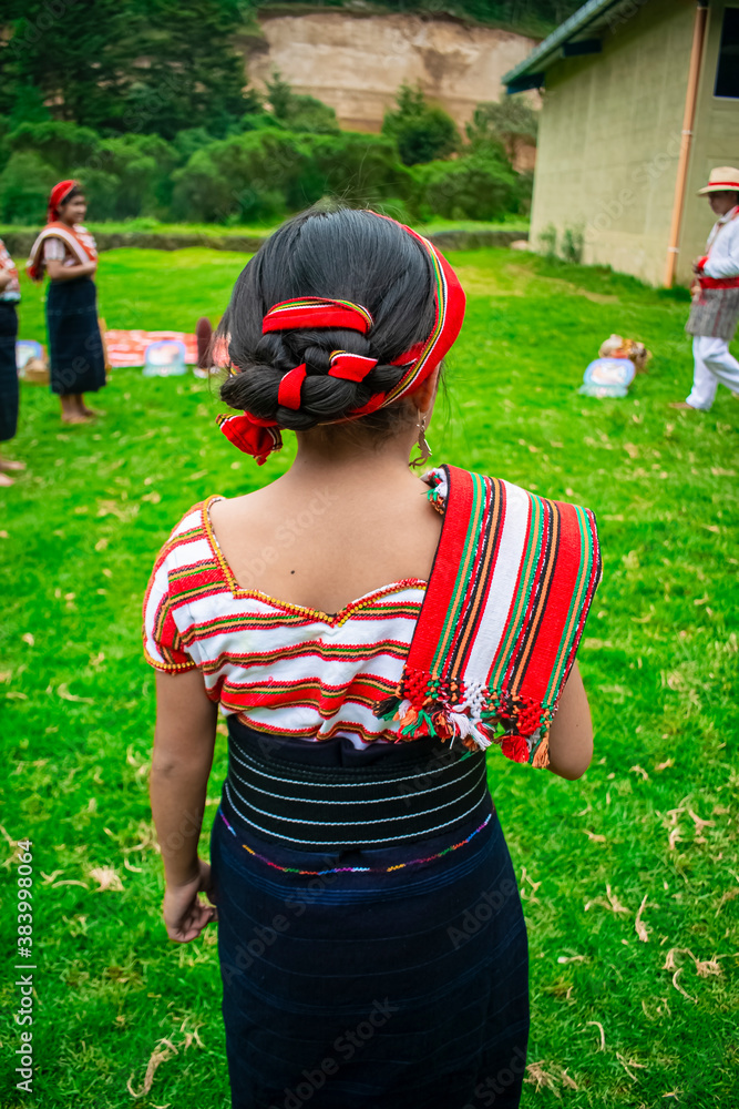 Interpretación en términos de interior niña con traje típico de san juan Ostuncalco foto de Stock | Adobe Stock
