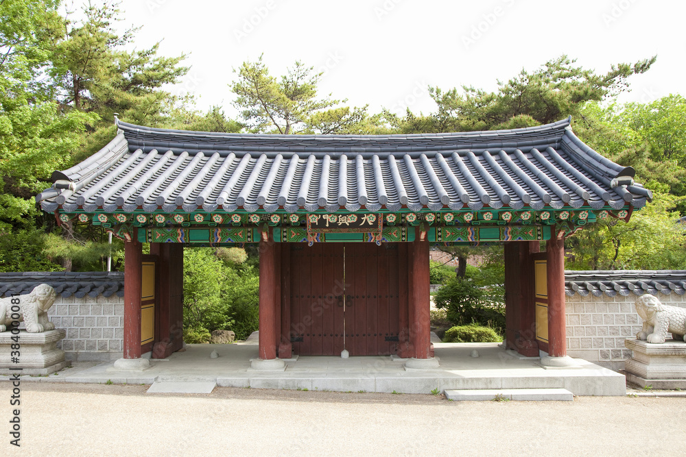 韓国庭園の大興門