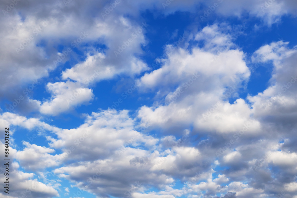 Obraz premium Blauer Himmel mit vielen weißen bis grauen Wolken. Es handelt sich um Haufenwolken bzw. Cumuluswolken.