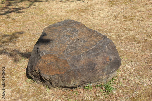 芝生の上に置かれた安定感のある岩