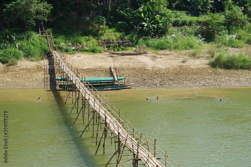 ルアンパバーンの川と橋と舟