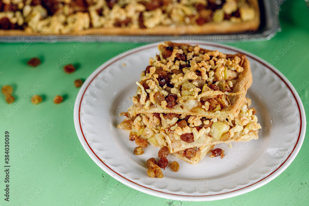 Slim apple pie tart with raisins and grated chilled pastry Slim apple pie tart with raisins and grated chilled pastry