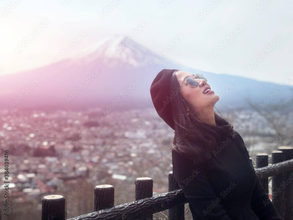 Φωτογραφία Beautiful smiling woman tourists are traveling and feel happy with Mt Fuji, Japa