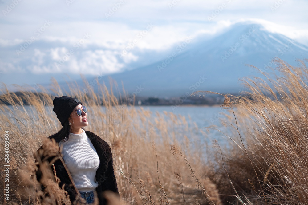 Φωτογραφία Beautiful smiling woman tourists are traveling and feel happy with Mt Fuji in th