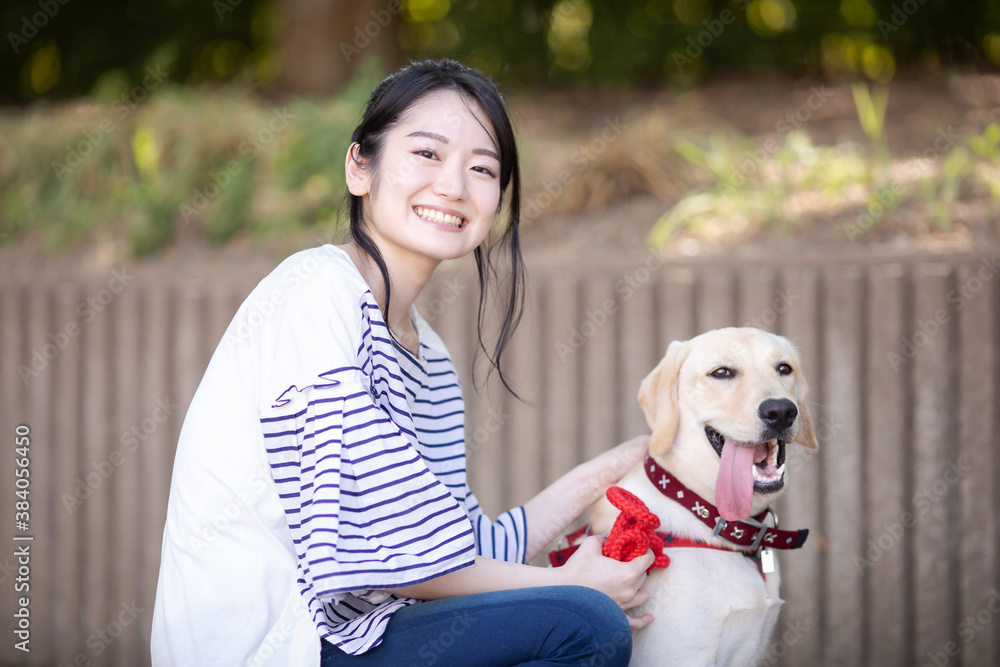 犬の散歩をする女性
犬の散歩をする女性