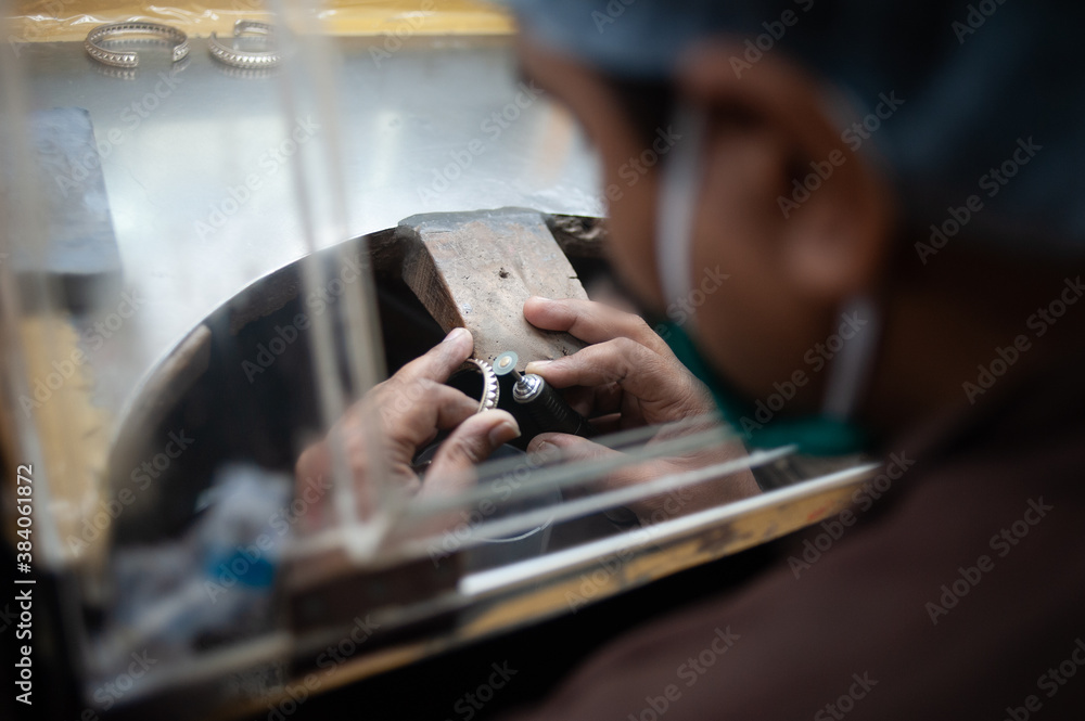 Diamond cutting process. Diamond cutting process.