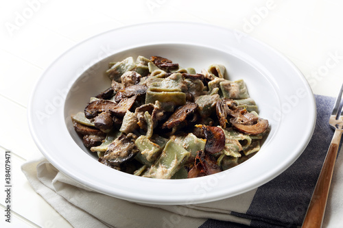 Spirulina pasta with mushrooms, garlic and coconut sauce