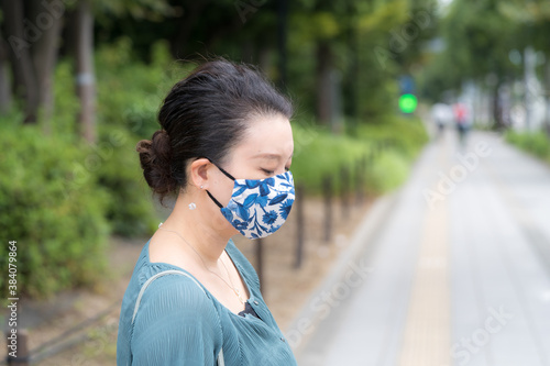 布マスクをした日本女性 / コロナ対策 / 自粛 / a woman wearing a mask / covid-19 / corona
