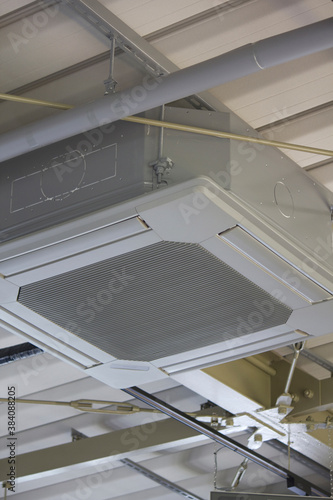 天井の吊り下げ型の新型エアコン