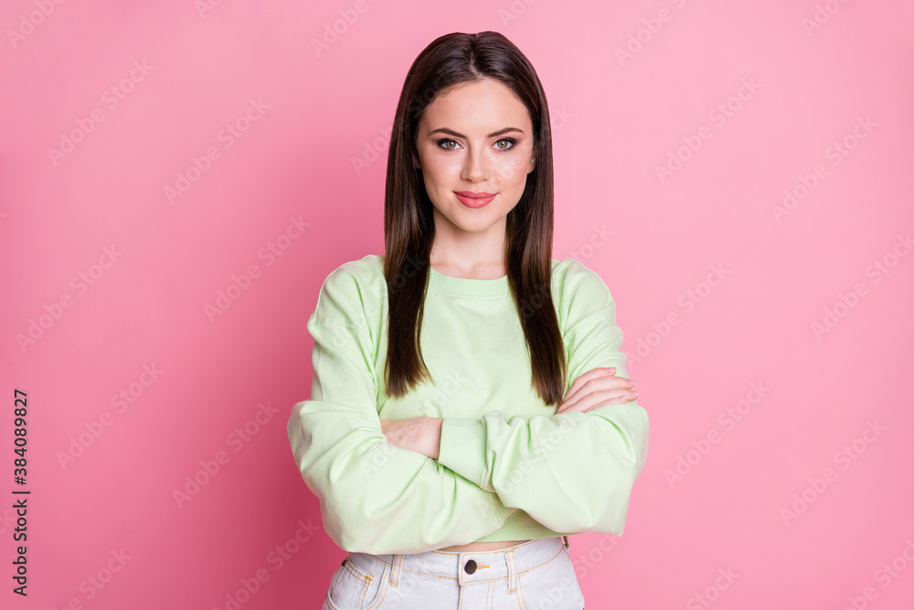 Photo of cheerful attractive young business lady long straight hairdo good mood arms crossed wear casual green crop sweatshirt pullover isolated pink color background Photo of cheerful attractive young business lady long straight hairdo good mood arms crossed wear casual green crop sweatshirt pullover isolated pink color background