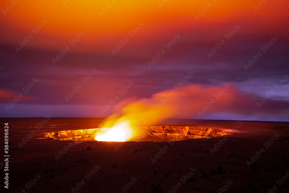 Kilauea volcano crater colors the sky in Hawaii Volcano National Park, Big Island, Hawaii, USA - obrazy, fototapety, plakaty 