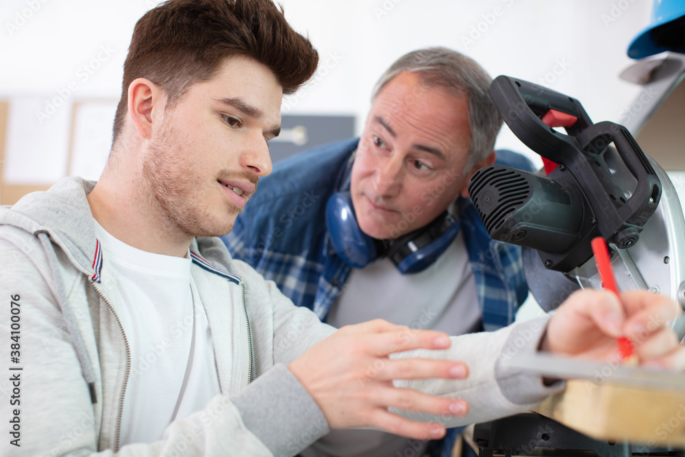 Obraz premium apprentice and supervisor in a woodworking workshop