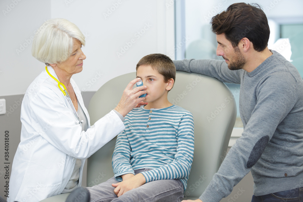 Obraz premium senior female doctor examining happy child smiling