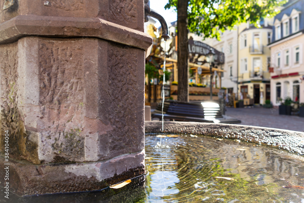 Baden-Baden: Blick auf einen Platz an einem plätschernden Brunnen vorbei Baden-Baden: Blick auf einen Platz an einem plätschernden Brunnen vorbei