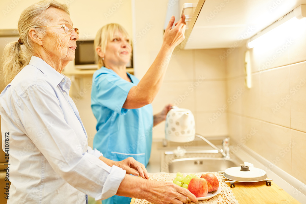 Senior Frau und Pflegehilfe in der Küche