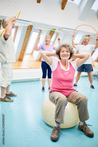 Seniorin sitzt auf einem Fitnessball