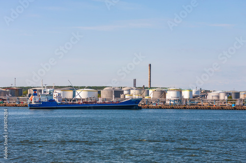 Oil terminal with a ship on its way to the harbour © Lars Johansson
