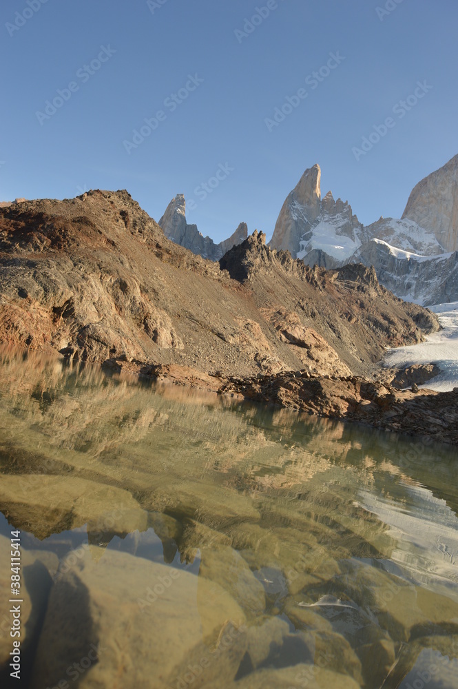 Obraz premium Hiking around the turquoise glacial lakes around El Chaltén, Laguna de Los Tres and Fitz Roy mountains in Patagonia, Argentina