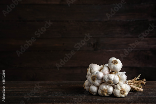 Knoblauchzehen Bündel auf Holz photo