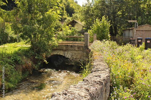 idyllische Dorfbrücke