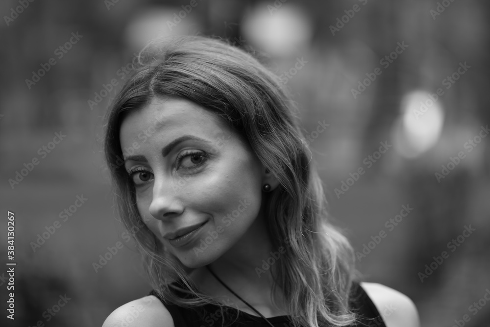 Obraz premium Portrait of beautiful woman outside in black and white