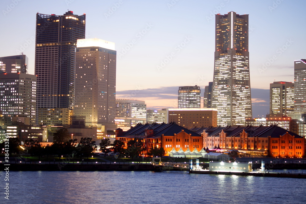 Fototapeta premium 横浜みなとみらいの夜景 大さん橋 赤レンガ倉庫