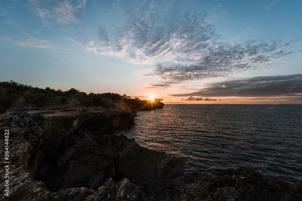 Obraz premium Beautiful rock beach landscape view at sunset
