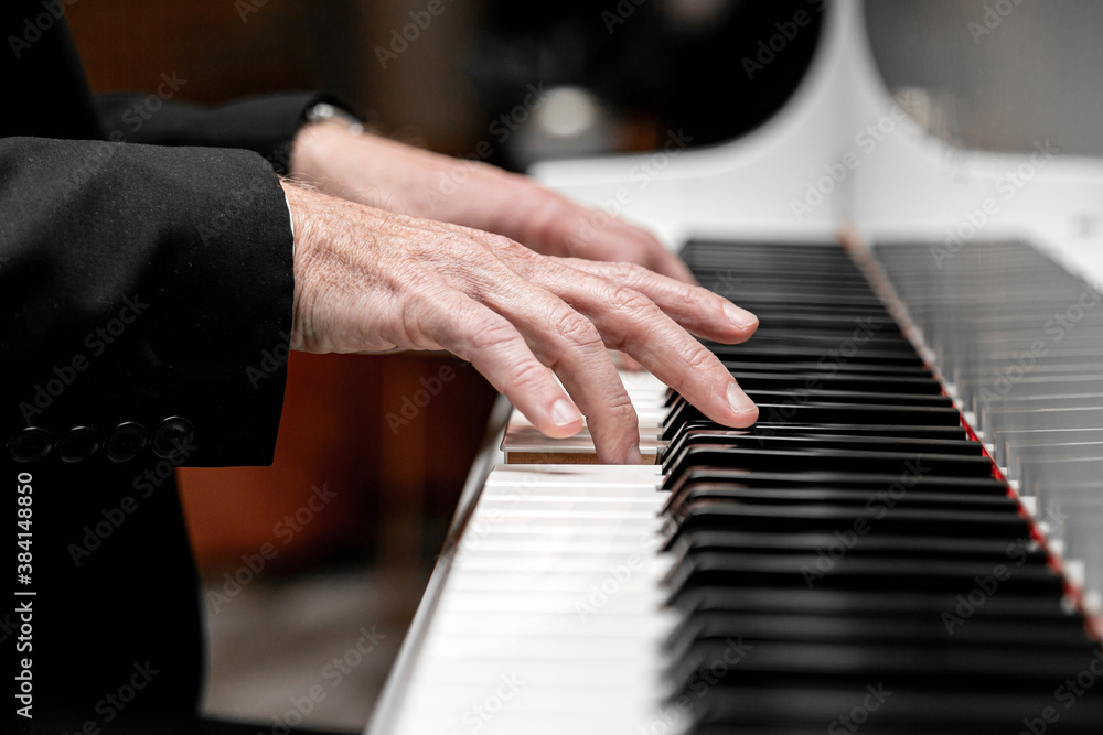 Obraz premium Caucasian male playing a grand piano