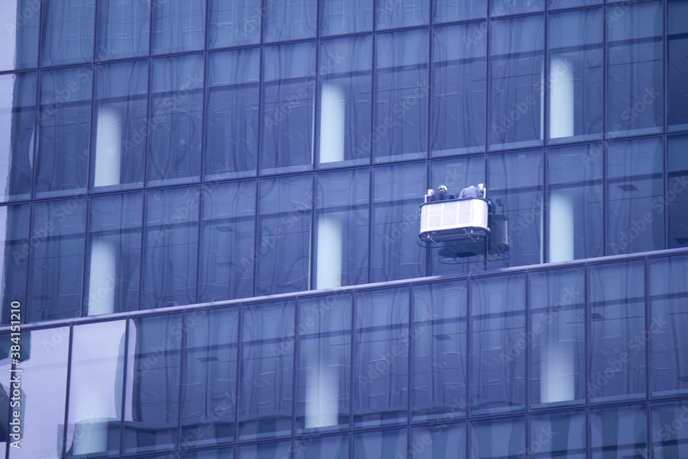 Obraz premium 高層ビルの窓清掃のゴンドラ