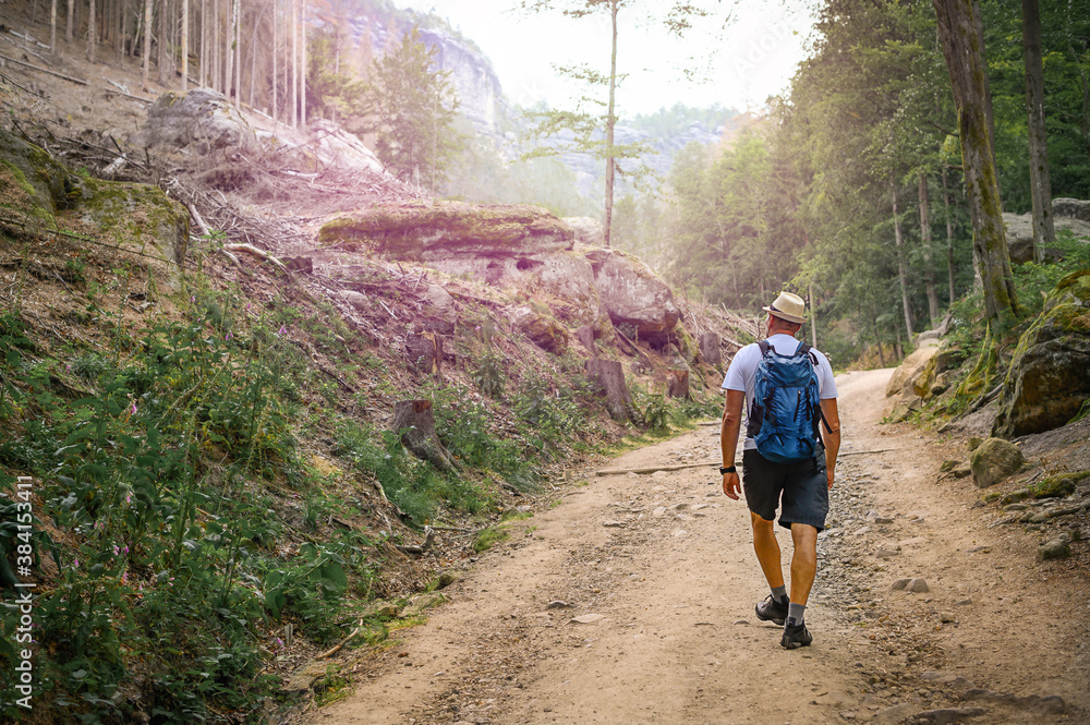 Obraz premium men is walking at mountain