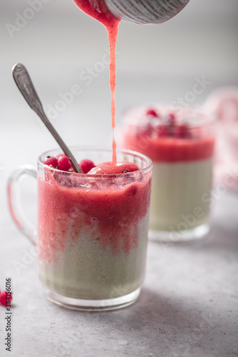Wallpaper Mural Pudding semoule matcha et fruits rouges fait maison Torontodigital.ca