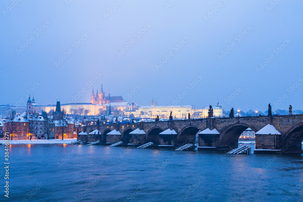 Fototapeta premium チェコ プラハ歴史地区のカレル橋とプラハ城