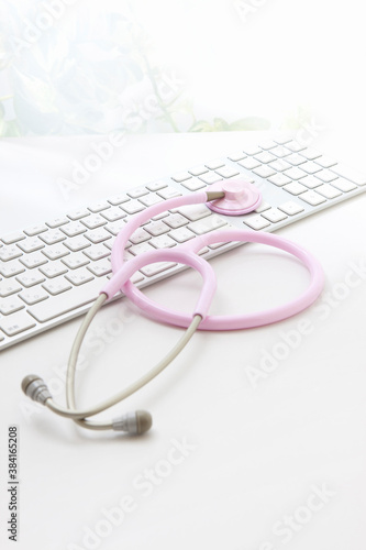 聴診器とキーボード