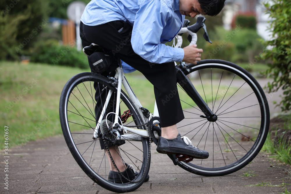 自転車のチェーンが外れた男性 自転車のチェーンが外れた男性