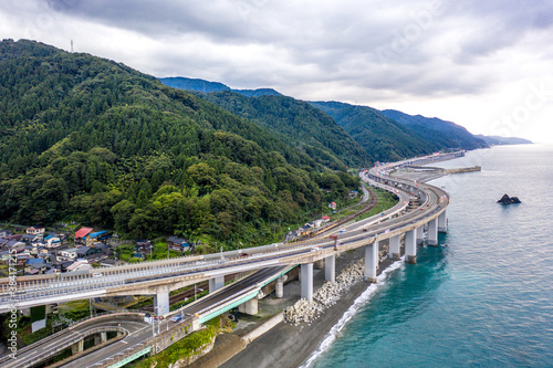 親不知の北陸自動車道、国道8号線、えちごトキめき鉄道日本海ひすいライン（新潟県糸魚川市）