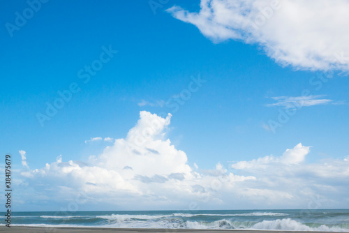 もこもことした雲の青空と海