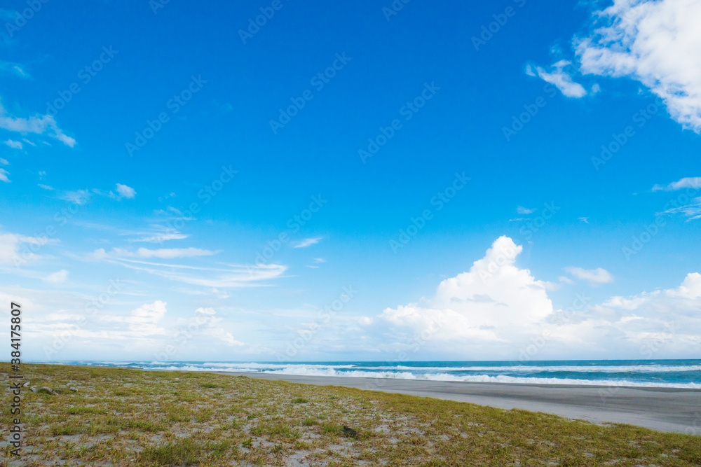 もこもことした雲の青空と海