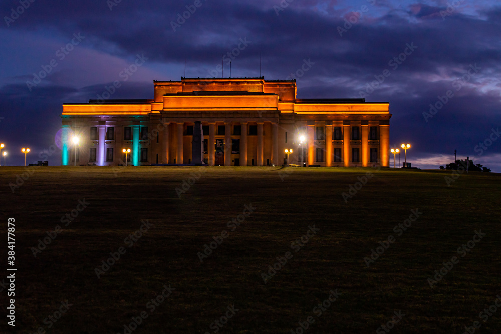Obraz premium Auckland War Memorial Museum lit up at dusk. Auckland Domain, Auckland New Zealand