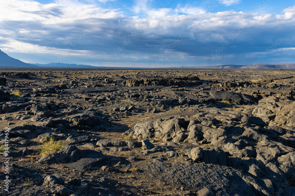 Eine Steinwüste im isländischen Hochland