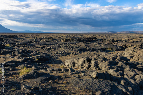 Eine Steinwüste im isländischen Hochland