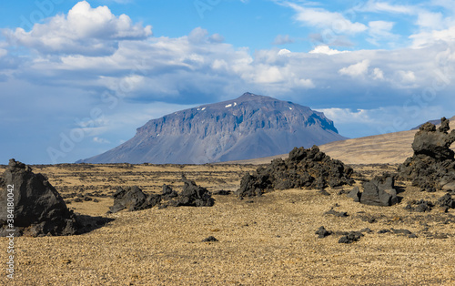 Der Vulkan Herdubreid im isländischen Hochland