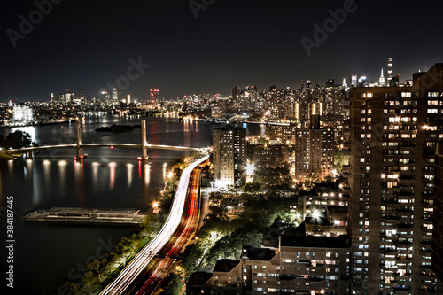 Fotografia Blick von einem Wolkenkratzer in Harlem bei Nacht, in Richtung des Harlem Rivers
