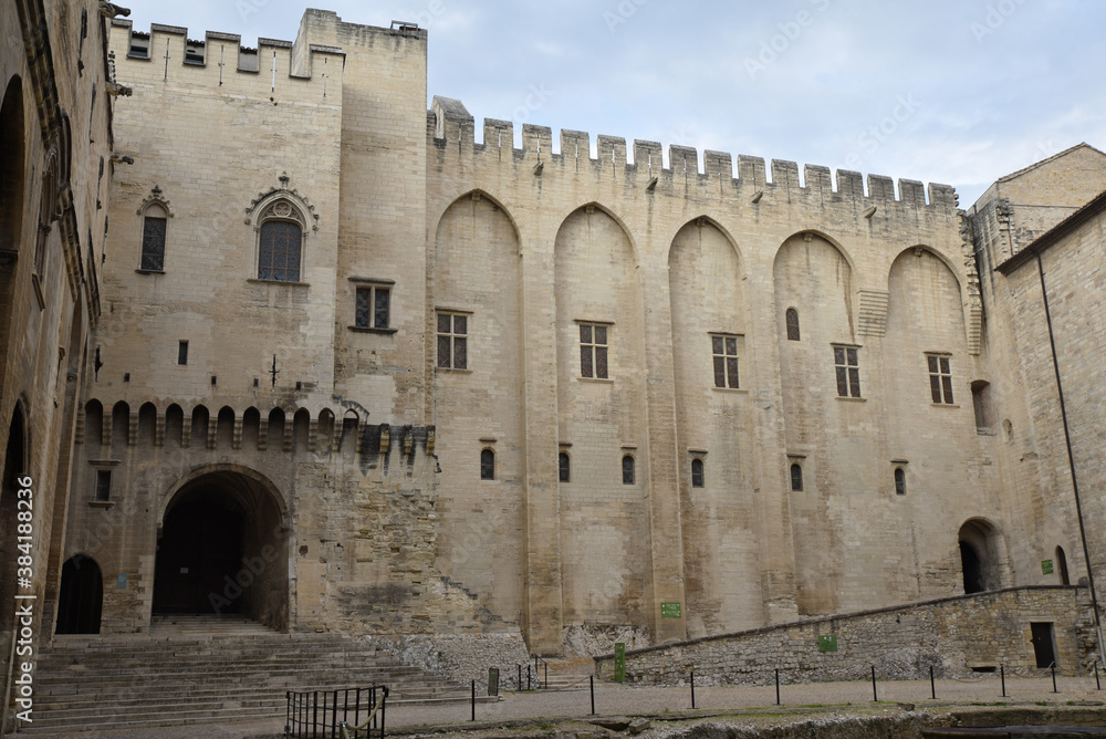 Cour du palais des Papes à Avignon, France