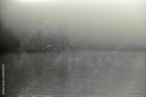 Nebelstimmung an einem Gewässer © Fotolla