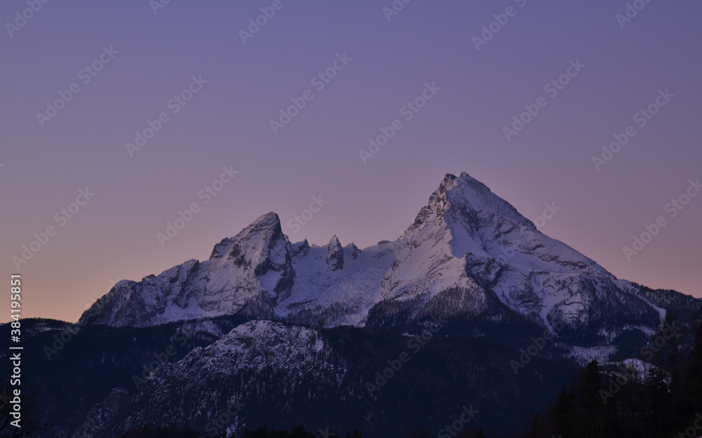 Der berühmte Watzmann-Gipfel im winterlichen Morgenrot