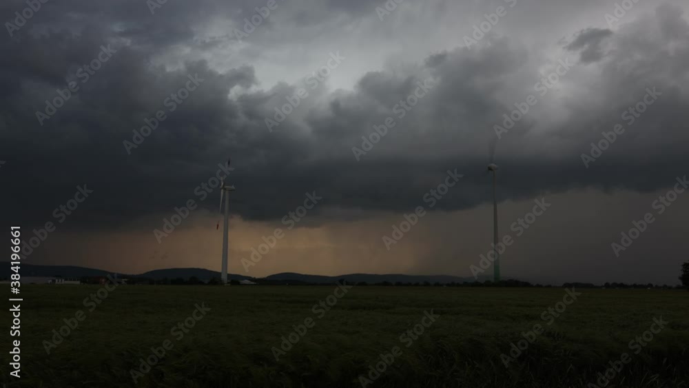 Windräder und Gewitterzelle mit dramatischer Struktur Windräder und Gewitterzelle mit dramatischer Struktur