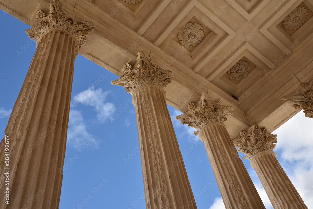 Colonnes corinthiennes de la Maison carrée à Nîmes, France Colonnes corinthiennes de la Maison carrée à Nîmes, France