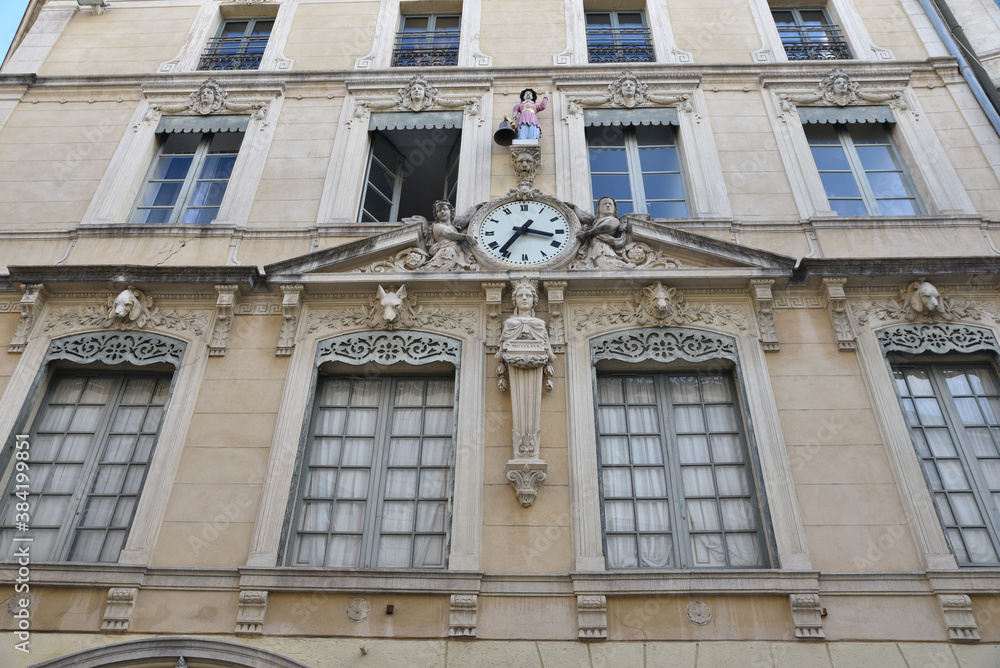 Façade à horloge à Nîmes, France