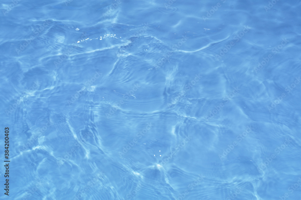 Obraz premium 光と影で変化する浅い水面の波模様